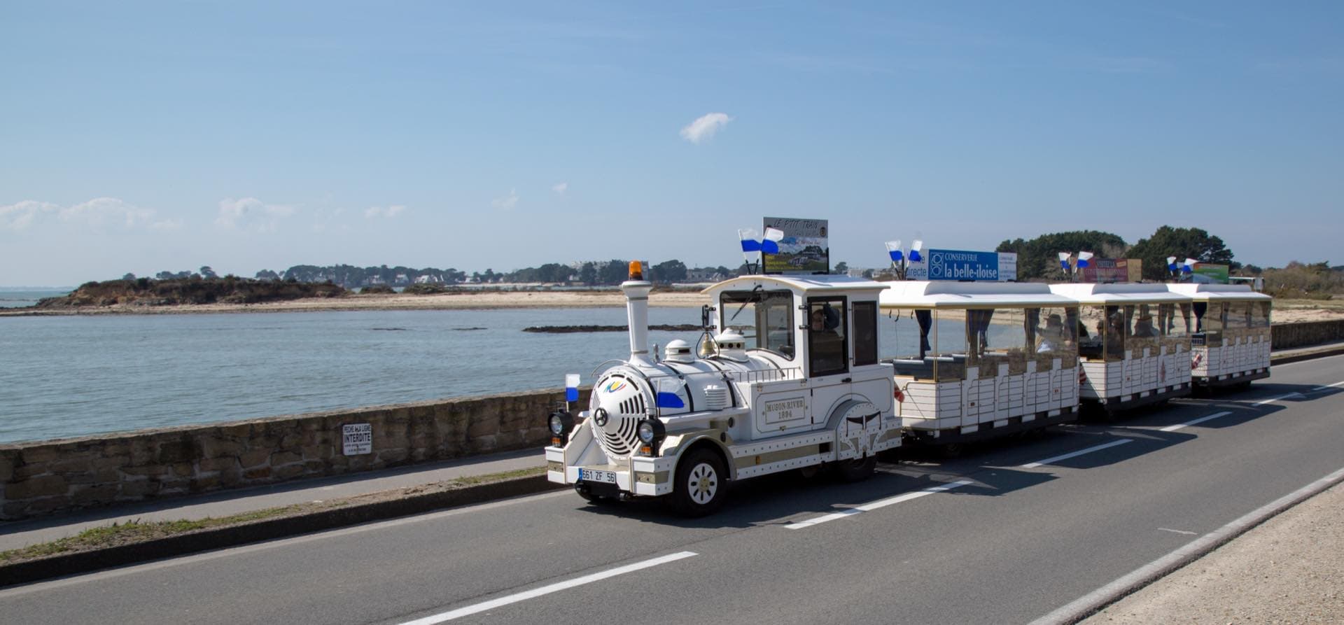 Le Petit Train de Carnac au bord de la mer